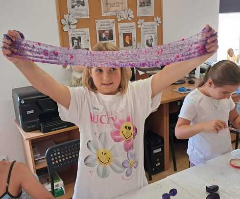 Wakacje z Biblioteką trwają w najlepsze! Slime Lab - stwórz swojego gluta i malowanie gliny.