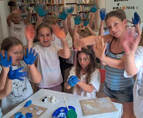 Wakacje z Biblioteką trwają w najlepsze! Slime Lab - stwórz swojego gluta i malowanie gliny.