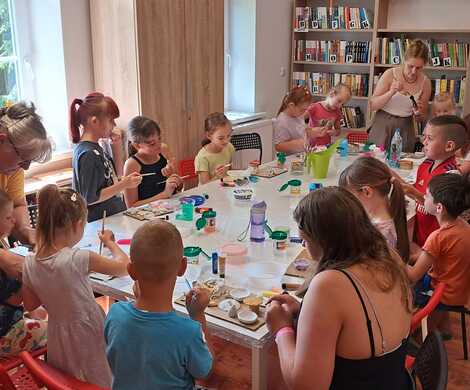 Wakacje z Biblioteką trwają w najlepsze! Slime Lab - stwórz swojego gluta i malowanie gliny.