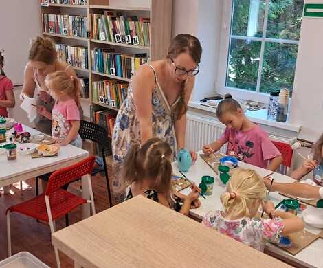Wakacje z Biblioteką trwają w najlepsze! Slime Lab - stwórz swojego gluta i malowanie gliny.