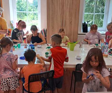 Wakacje z Biblioteką trwają w najlepsze! Slime Lab - stwórz swojego gluta i malowanie gliny.