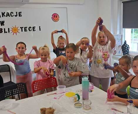 Wakacje z Biblioteką trwają w najlepsze! Slime Lab - stwórz swojego gluta i malowanie gliny.