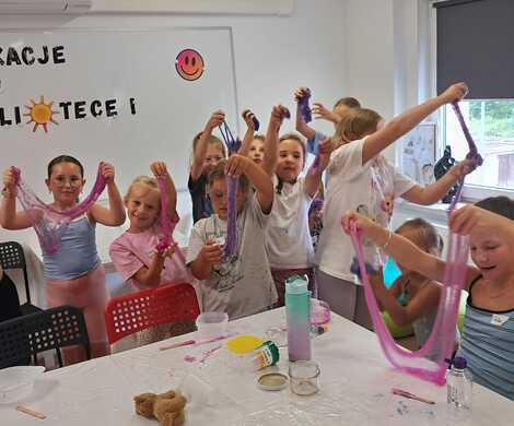 Wakacje z Biblioteką trwają w najlepsze! Slime Lab - stwórz swojego gluta i malowanie gliny.